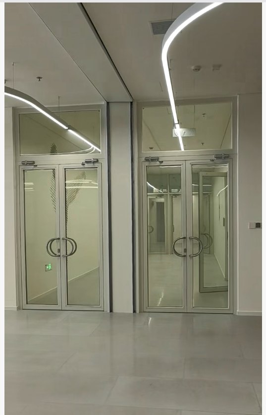 防火玻璃门产品实拍 · 圆环把手玻璃门